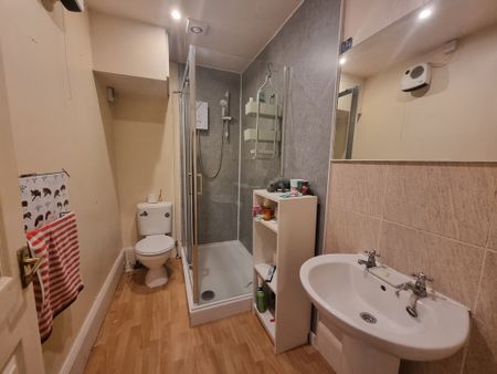 2 Bed Student Accommodation - Photo 2