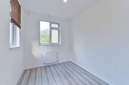 3 bedroom end of terrace house to rent - Photo 2