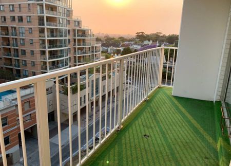 Lifestyle pad with large balcony and city backdrop views | Feel good bright & airy interiors - Photo 5