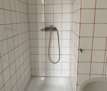 Une maison mitoyenne d'un côté avec jardin, cave et bâtiment - Photo 1