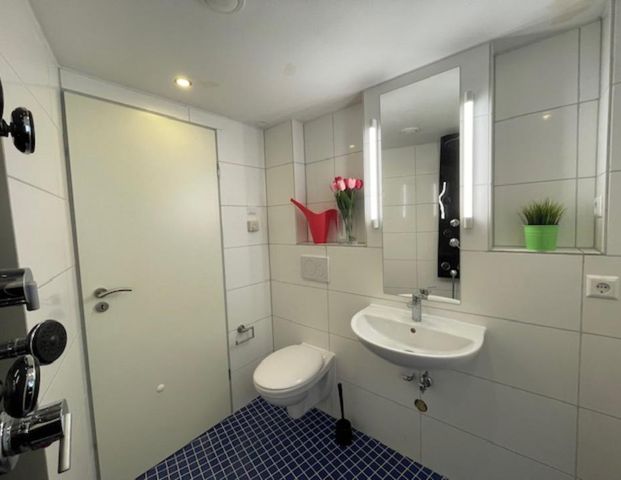 privates Bad direkt am möblierten Zimmer, Balkon, in 3WG EBK,U1 - Photo 1