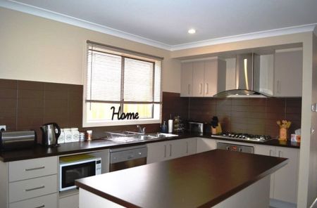 GREAT HOME, GREAT LOCATION - Photo 4