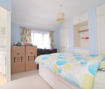 3 bedroom Semi-detached house to rent - Photo 3