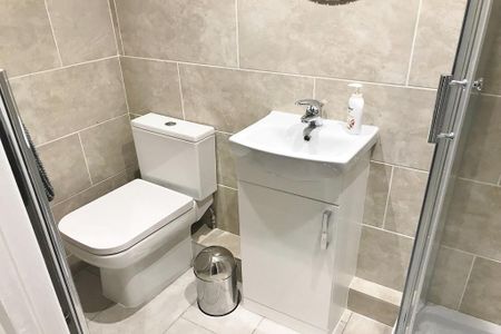 1 bedroom in a house share to rent - Photo 4