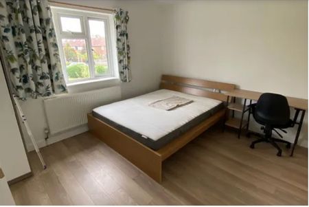 2 Bed Maisonette, Herbert Road, SW19 - Photo 2