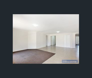 LUXURIOUS LIVING IN PERFECT LOCATION - Photo 6