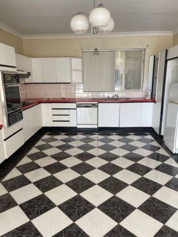 Upstairs 3 Bedroom Unit/Apartment close to all Amenities - Photo 5