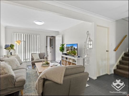 3 Bedroom townhouse- available now!! - Photo 1