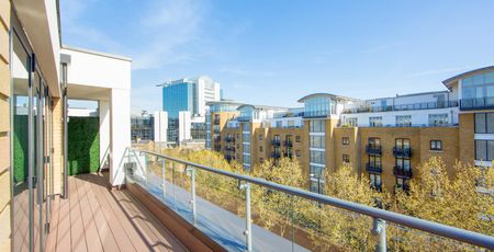 Beautifully presented two-bedroom, two-bathroom apartment located just moments from Tower Gateway and Tower Hill stations, offering excellent access to Canary Wharf and The City - Photo 2