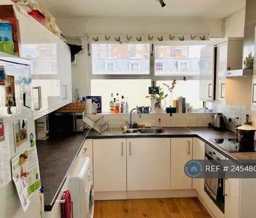 1 bedroom in a flat share to rent - Photo 3