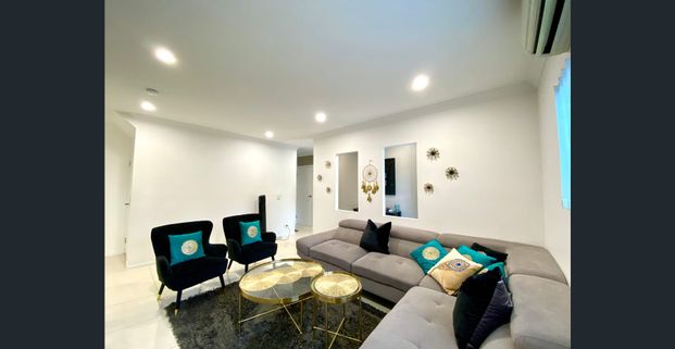 Spacious 4-bedroom townhouse within minutes walking to the Tram - Photo 1