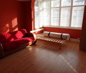 Room in a Shared House, Blenheim Avenue, IG2 - Photo 3