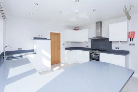 4 Bedroom House - Detached - Photo 5