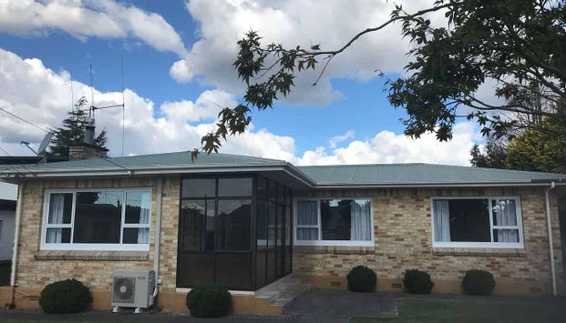 Sunny & Spacious family home. - Photo 1