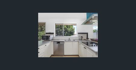 Family Home - Photo 4