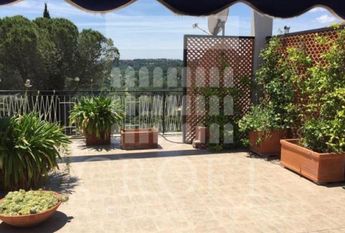 Attic-Cassia: 250mq. Top floor in addition to 250mq. of panoramic terraces. Spacious living, dining, 5 bedrooms, 3 baths, maid’s room, 3 panoramic terraces, parking, silent,. Located at begining of Cassia, near Schools. Ref 160