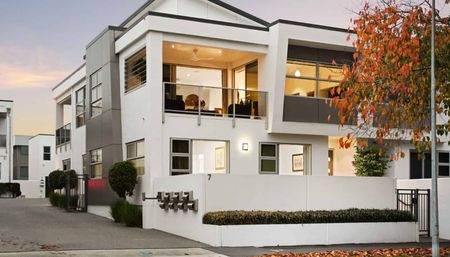 Triple Garage - Photo 4