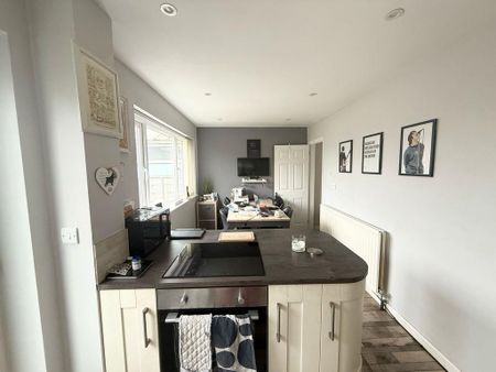 3 bedroom semi-detached house to rent - Photo 5