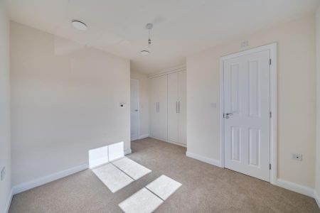 Ilex Drive, Fiddington Fields, Tewkesbury, Gloucestershire - Photo 2