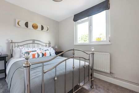 Available for a short let. This two double bedroom, second floor flat is located on a quiet road in Ascot has been refurbished to a very high standard and is offered fully furnished. - Photo 4