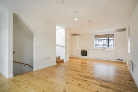 4 bedroom end of terrace house to rent - Photo 2