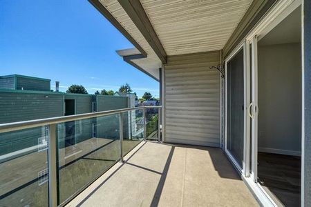 Uptown White Rock * Top Floor* 2 Bedroom / 2 Bathroom - Photo 2