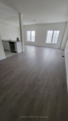 Townhouse For Lease | X8130318 - Photo 1