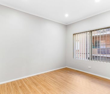 Modern apartment only metres to shops and rail - Photo 3