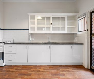 Art Deco Charm in Boutique ‘Ravenswood’ Complex! - Photo 4