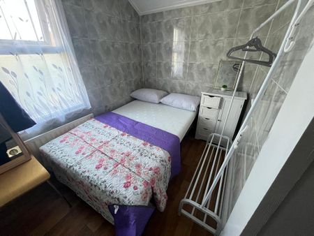 4 bedroom end of terrace house to rent - Photo 2