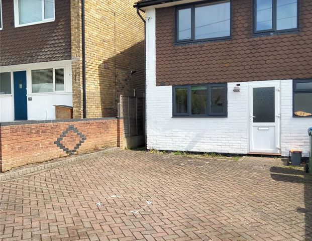 3 bedroom house to rent Dormy Close, Sarisbury Green, Southampton, SO31 - Photo 1