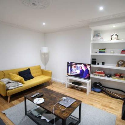 2 bedroom property to rent in London - Photo 1