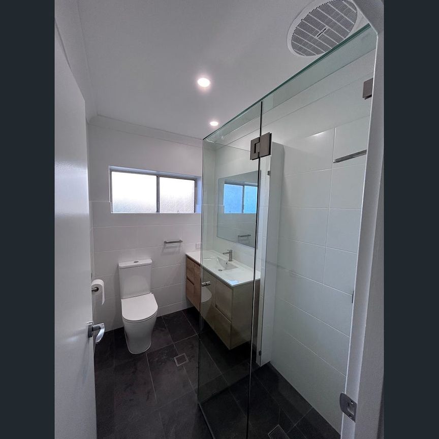 Newly renovated 2 bedroom unit in a quiet group! - Photo 1