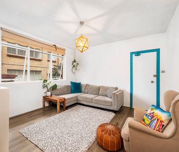 Bright and airy apartment with wooden floors - quiet street - Photo 1