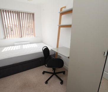 6 bedroom end of terrace house to rent - Photo 4