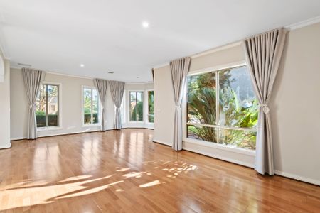 SOPHISTICATION, STYLE, AND EXCEPTIONAL SPACE - Photo 2