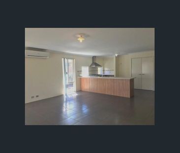 Freshly Painted & New Carpets - Photo 2