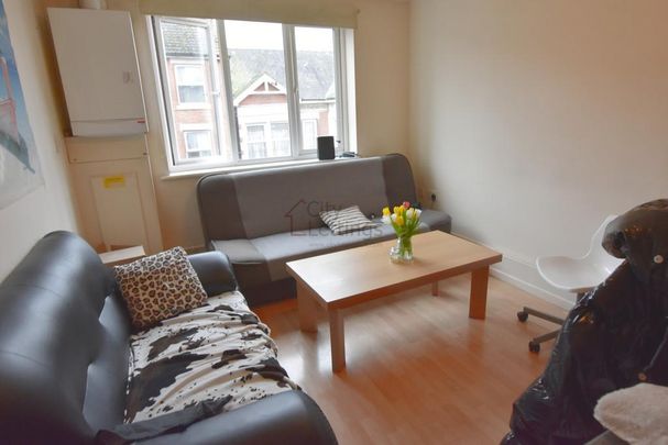 4 bedroom flat to rent - Photo 1