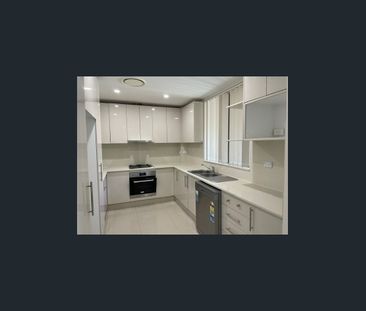 LARGE MODERN 3 BEDROOM TOWNHOUSE – DUCTED AIR CONDITIONING - Photo 2