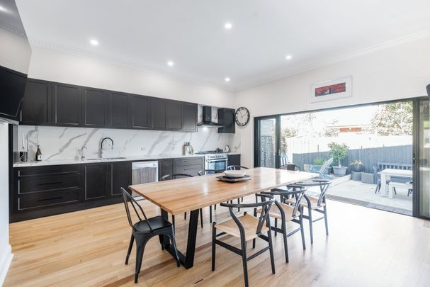 Stylishly Renovated Fully Furnished Cottage in Prime Location - Photo 1