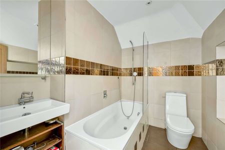 A four bedroom family home set in a quiet road in the heart of Effingham - Photo 5