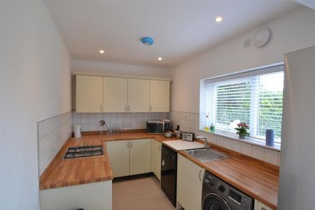 1 bedroom in a house share to rent - Photo 4