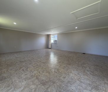 Spacious Family Home + Separate Studio Bedroom - Photo 2