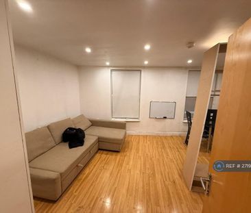 3 bedroom flat to rent - Photo 4