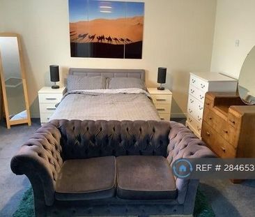 1 bedroom in a house share to rent - Photo 2