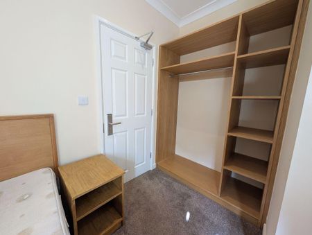 8 bedroom detached house to rent - Photo 2