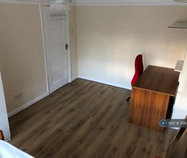 4 bedroom semi-detached house to rent - Photo 6