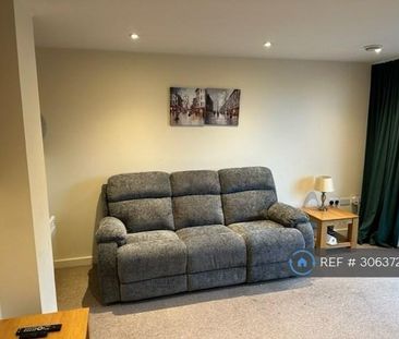 1 bedroom in a flat share to rent - Photo 2