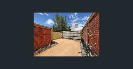 Period Home with rear courtyard! - Photo 5