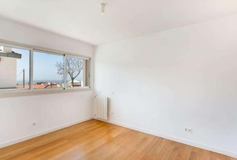 Apartamento T3 Duplex para arrendamento sem móveis no Alto de Santa Catarina, Algés